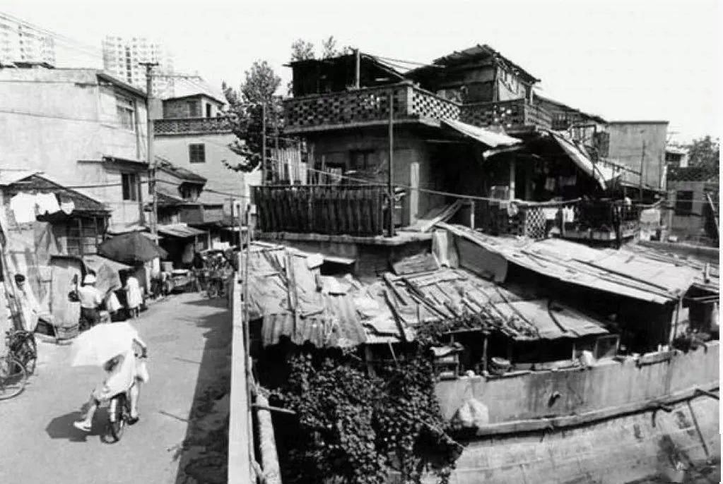 沿着苏州河漂流到了上海,上岸后,他先落脚在苏州河边的药水弄棚户区