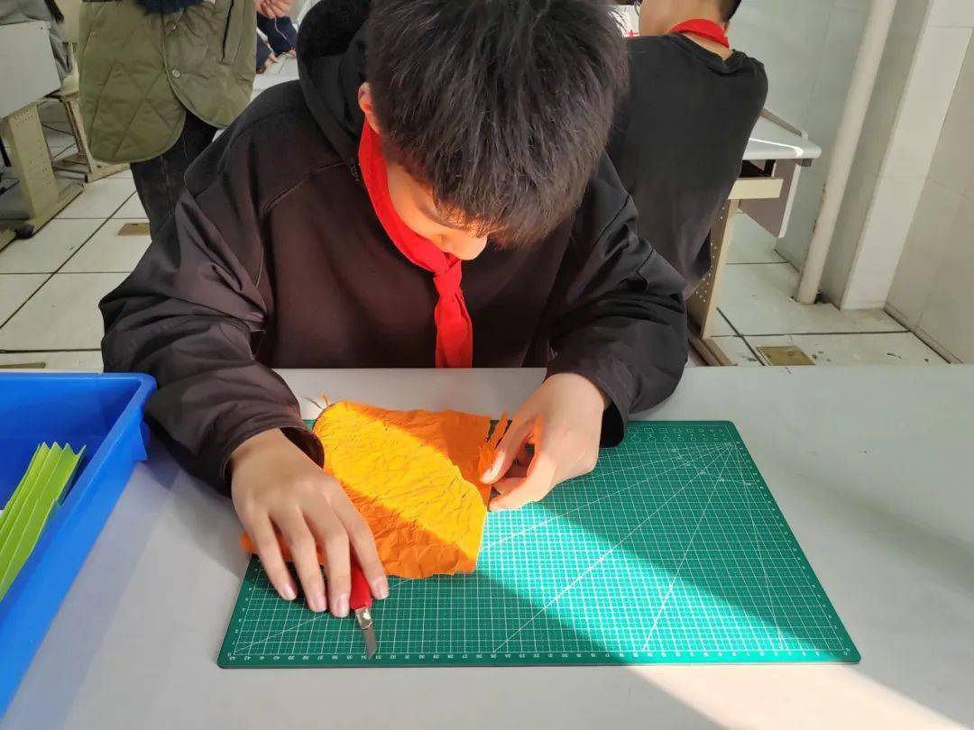 课程的最后,金老师播放了一段精彩的纸桥制作视频,并分发了a4纸,胶水