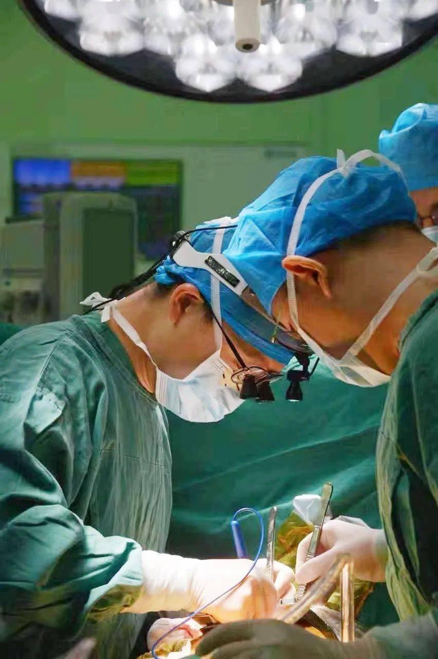 还要糟糕,"患者夹层撕裂得比较厉害,同时因为凝血功能差有很多血栓