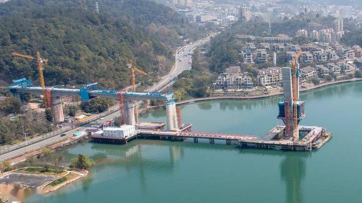 连夜奋战金建铁路新安江特大桥首座连续梁合龙