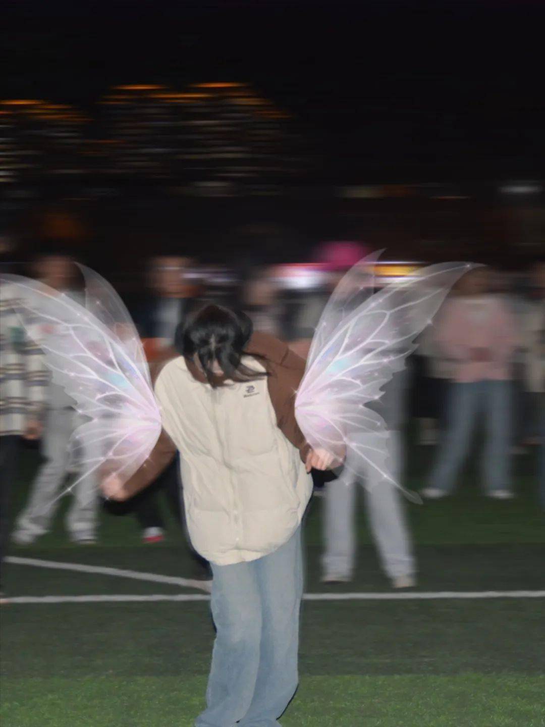 学习了一整天,奔忙了无数次,加入广场舞的活动,悠扬的音乐,欢乐的舞步