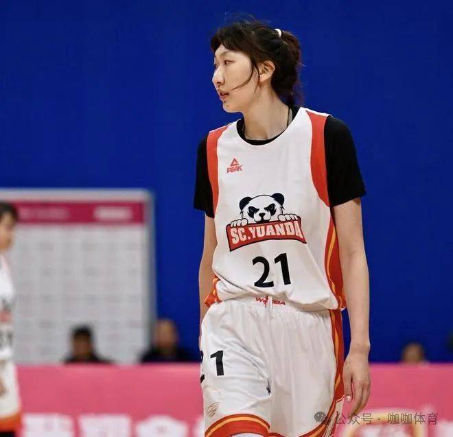 本赛季的韩旭代表四川女篮出战32场比赛,场均贡献16.8分6.7篮板2.