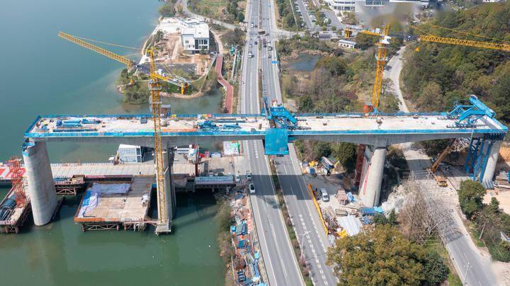 连夜奋战金建铁路新安江特大桥首座连续梁合龙