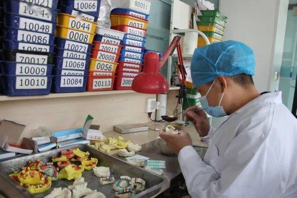 库尔勒:义齿加工厂生产忙 全瓷牙市场需求旺