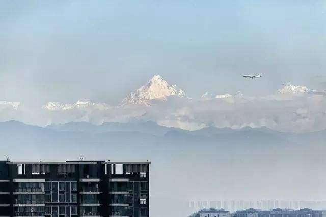 位于四川盆地西缘,属岷山山系龙门山脉海拔高度:4984米@金民摄影