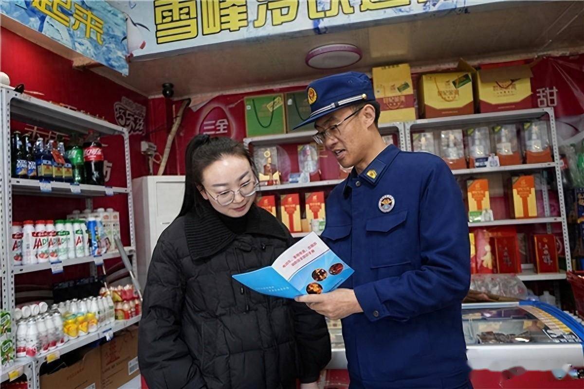 甘肃庄浪走访沿街店铺筑牢消防安全防火线