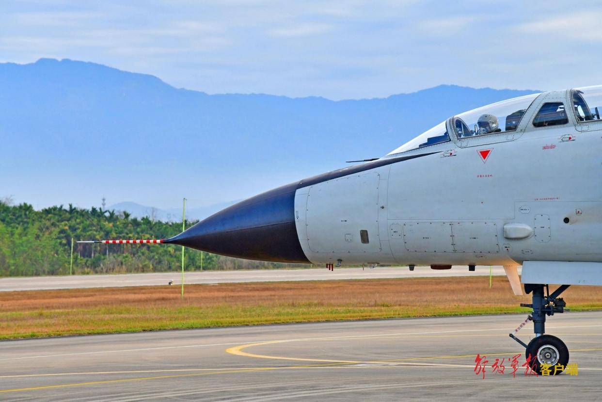 南部战区空军航空兵某旅组织飞行训练