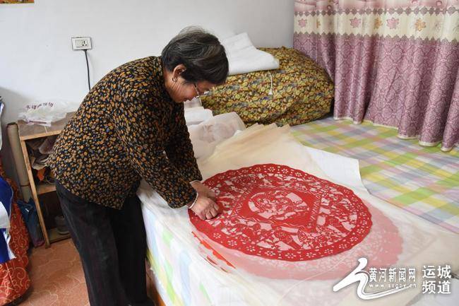 张亮亮一刀一剪绘人生一双巧手雕刻幸福晚年