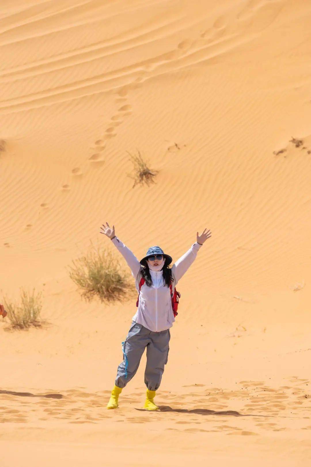 腾格里沙漠我国四大沙漠之一,漫无边际的流沙,星罗棋布的湖泊,肉眼