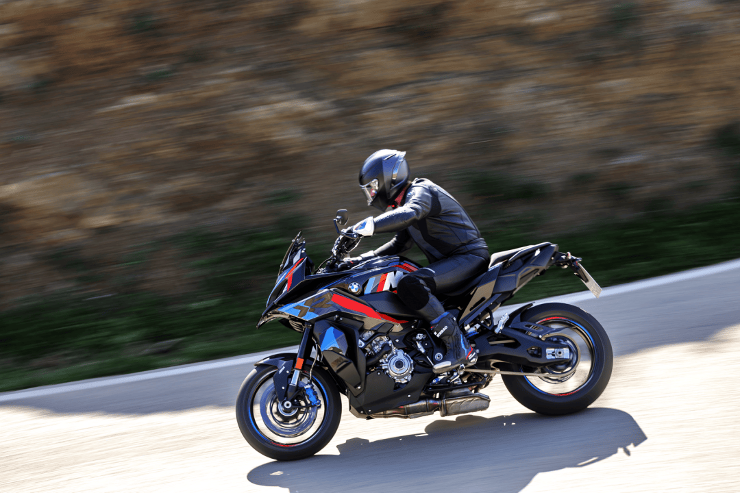 户外动感特写:宝马摩托 2024 m 1000 xr 运动旅行车_搜狐汽车_搜狐网