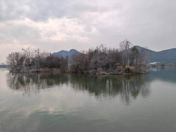 我们登上一条古色古香的景观船,古人称"画舫",最早由战船改造而成