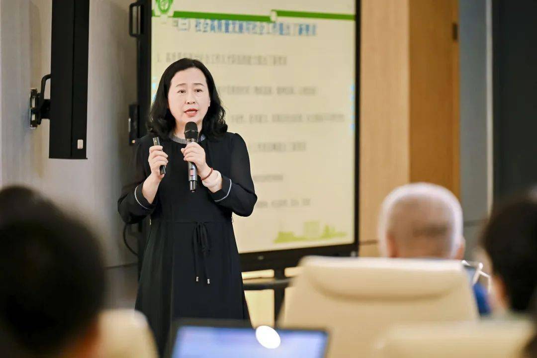 徐道稳提出,应当通过推动社会工作法治化,明确社会工作在民生保障和