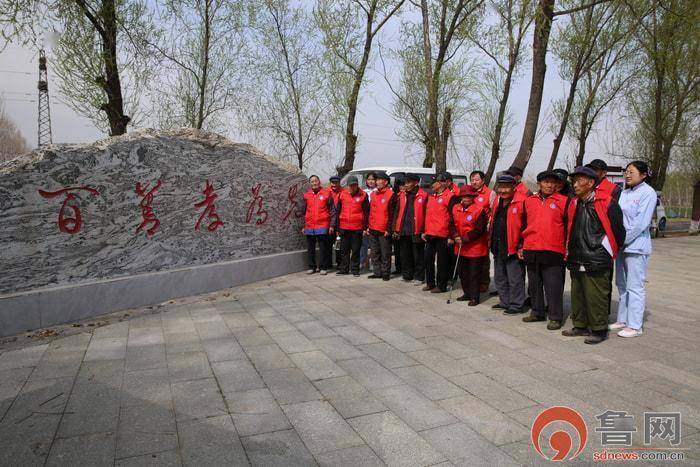 爱在春天孝善敬老滕州市级索镇开展长者春游踏青志愿服务活动