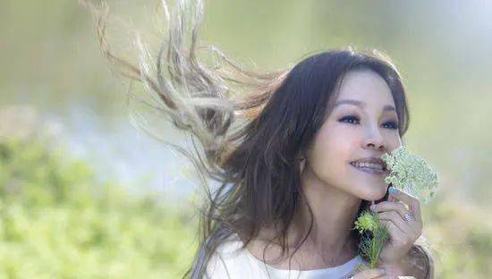 刘嘉玲,关之琳当时也是巨石旗下的艺人,与选美级别的众师姐相比