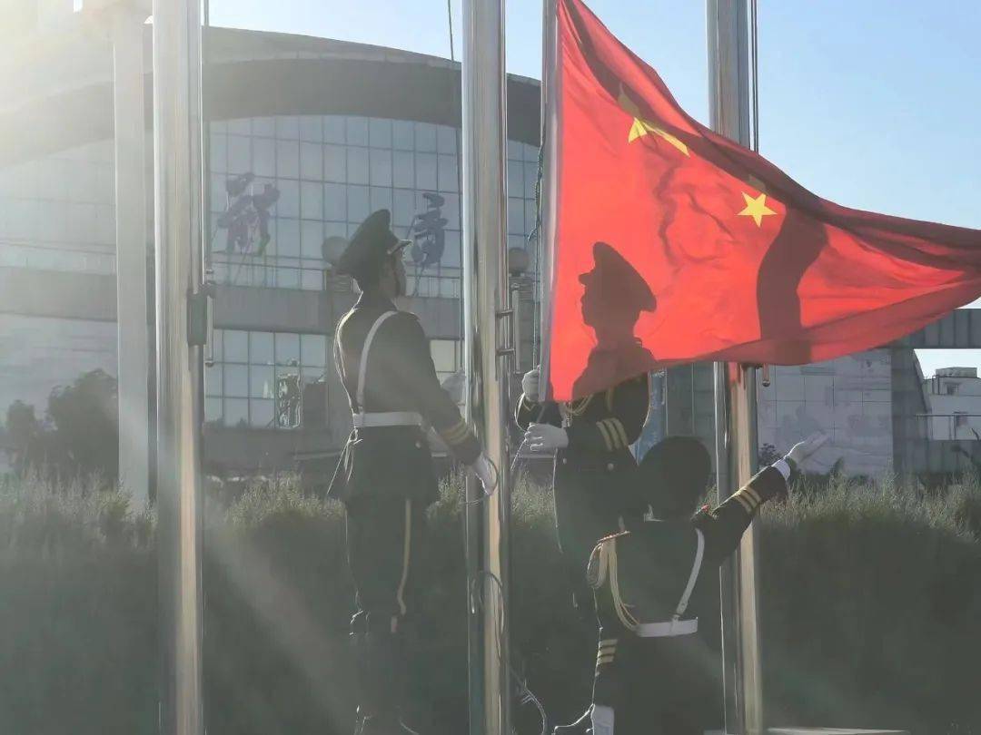 五星红旗迎风飘扬国旗护卫队体验周开始啦