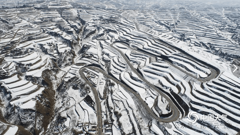 中国天气网讯 3月25日,甘肃省定西市安定区雪后初晴,白雪覆盖的梯田