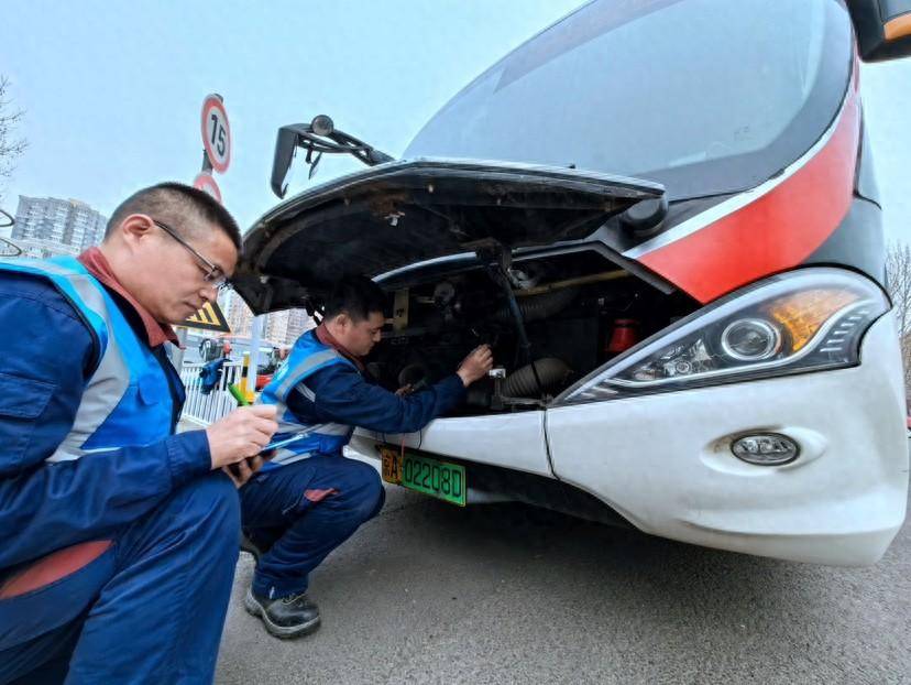 清明临近公交车医生守护扫墓线路