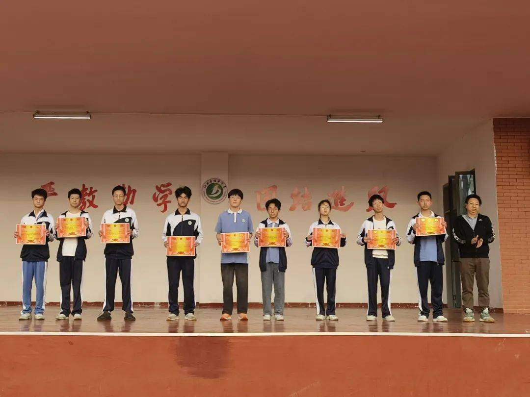 信丰中学召开高二年级第二次月考表彰暨期中考试动员大会