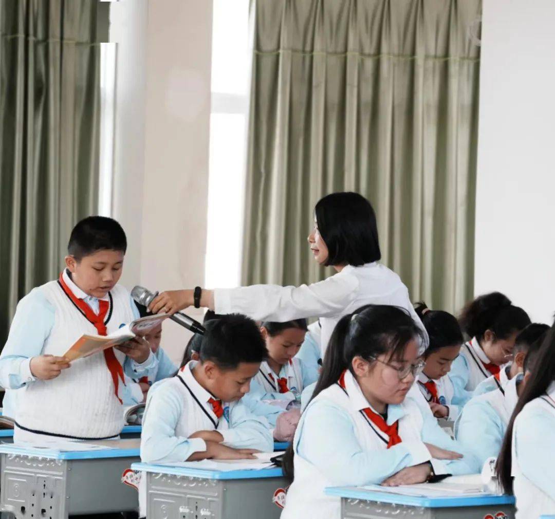 隆阳区示范教育集团火车站校区校长邵陶香老师和四(6)班学生共学四