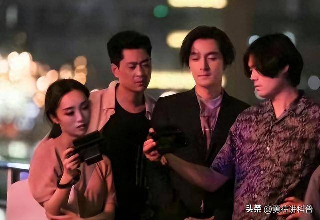 胡歌携妻游拉萨黄曦宁甩手得清闲胡歌却像助理拿着大小包好宠