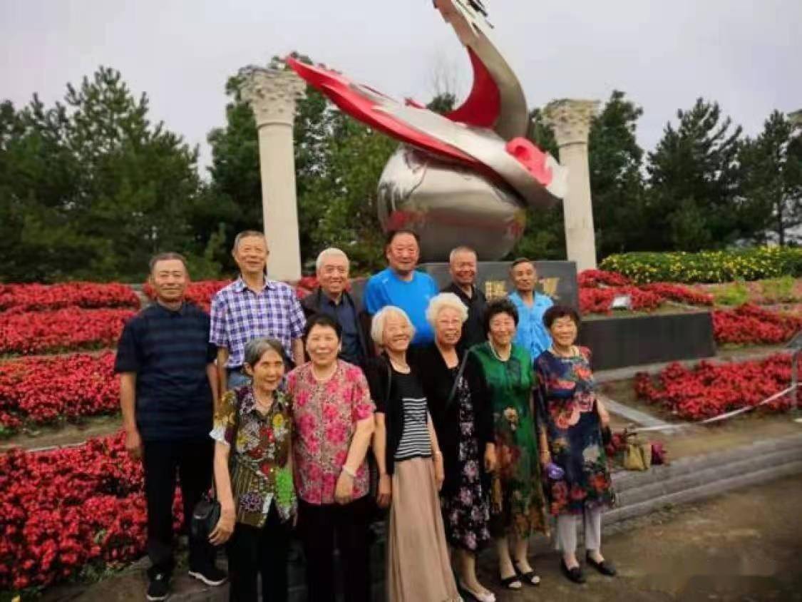年也一直在寻找我们,因为我们是他中师毕业后教过的第一个毕业班啊!