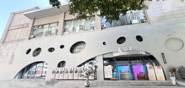 "金牌店入口形象让人变得漂亮又自然高级灰色调的门头,现代时尚的大厅