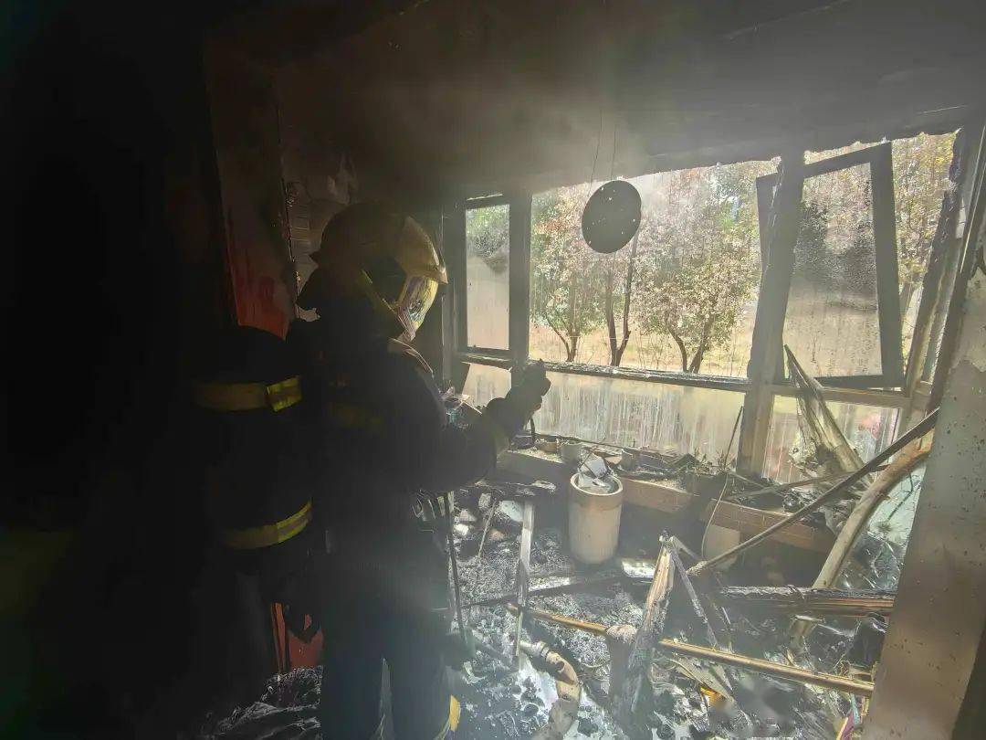 洗衣机突发自燃 一居民阳台被烧_火灾_电器_灭火