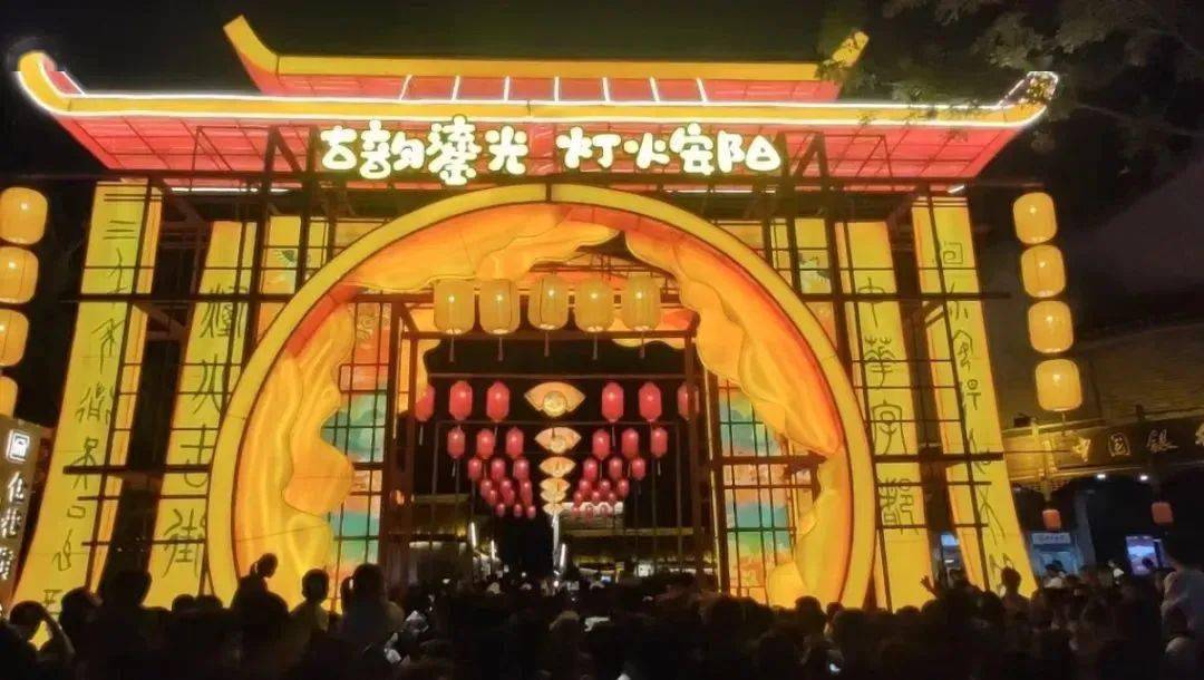 但现在不一样了,仓巷街,县前街,魁星阁这些地方真是太漂亮了,流光溢彩