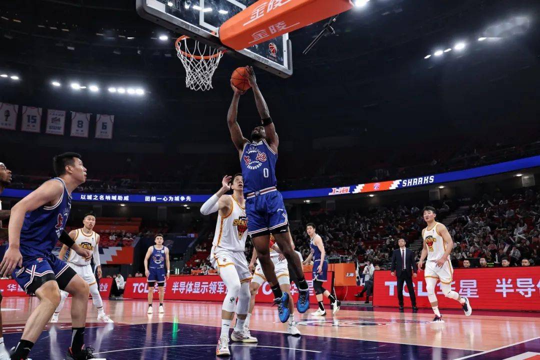 常规赛第48轮,上海久事男篮111:97深圳马可波罗_王哲林_刘铮_布莱德索