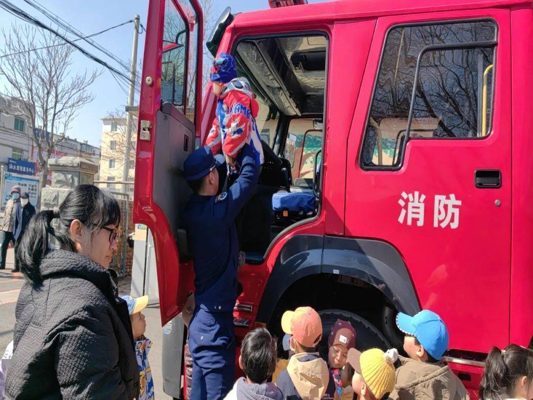 调兵山市消防救援大队深入调兵山市第四小学开展消防逃生演练暨消防