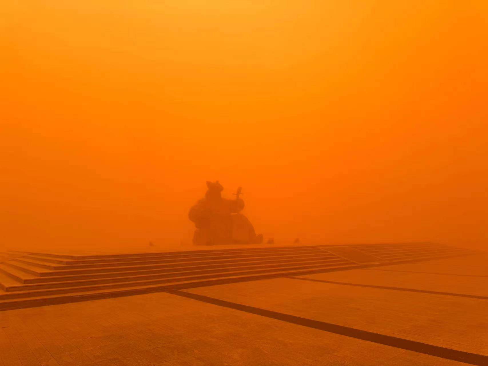 停工停课停产停运!内蒙古一地沙尘暴天空变橙色