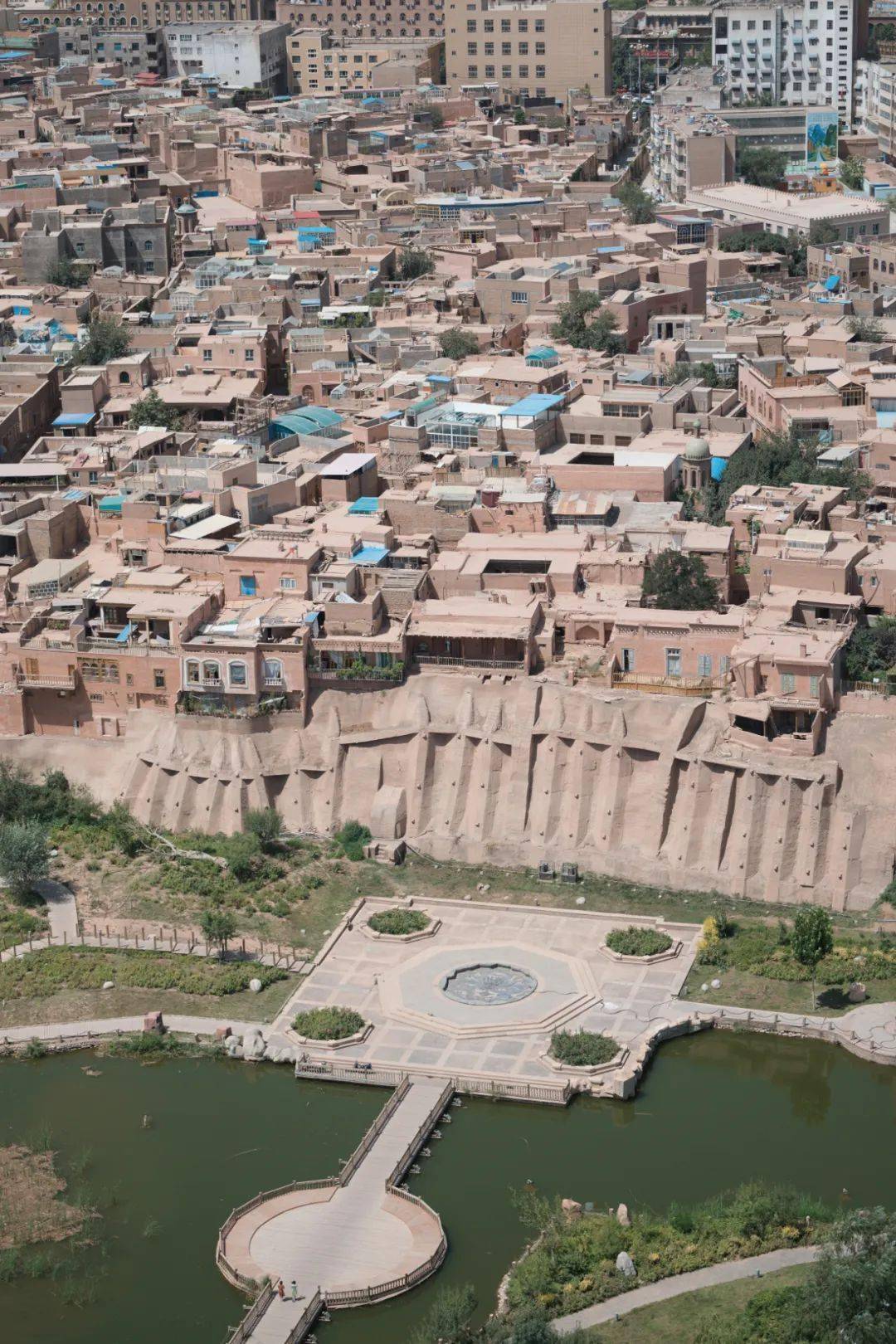 系列摄影作品《失语症》,《永无岛》,《河流》等曾参与多次个展和联合