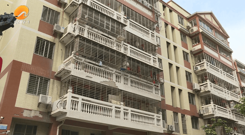 泉州东海湾门第倒板违建被冻结房屋产权284户又有小区被诉无法办证