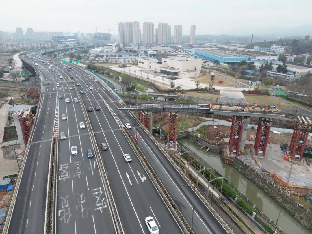 200吨钢箱梁在空中行走中建五洲参建的建宁西路过江通道b1标段c匝道