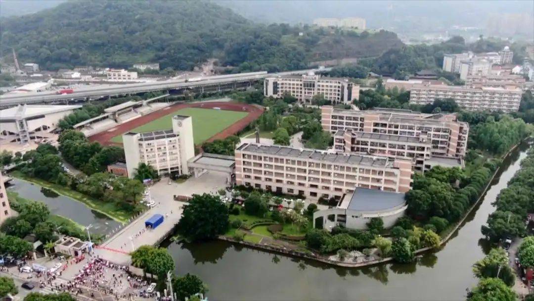 瑞安中学校园里的一块石刻告诉了我们答案.