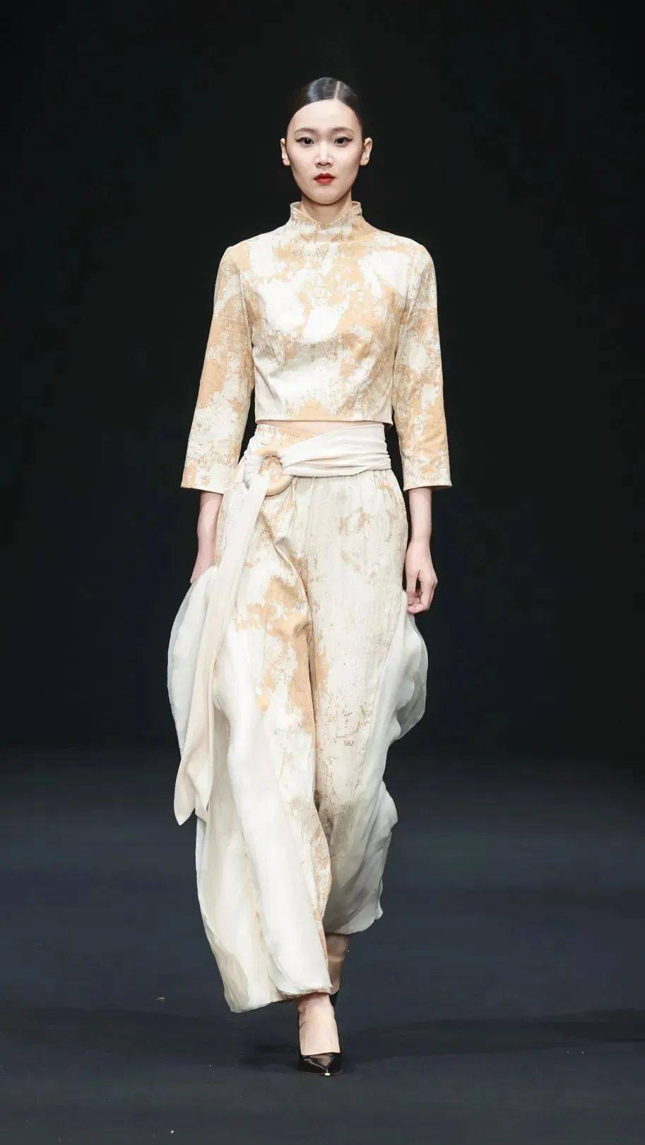 aidenyfeng主打以街头文化为核心的设计理念,服装上的工艺,结构与元素