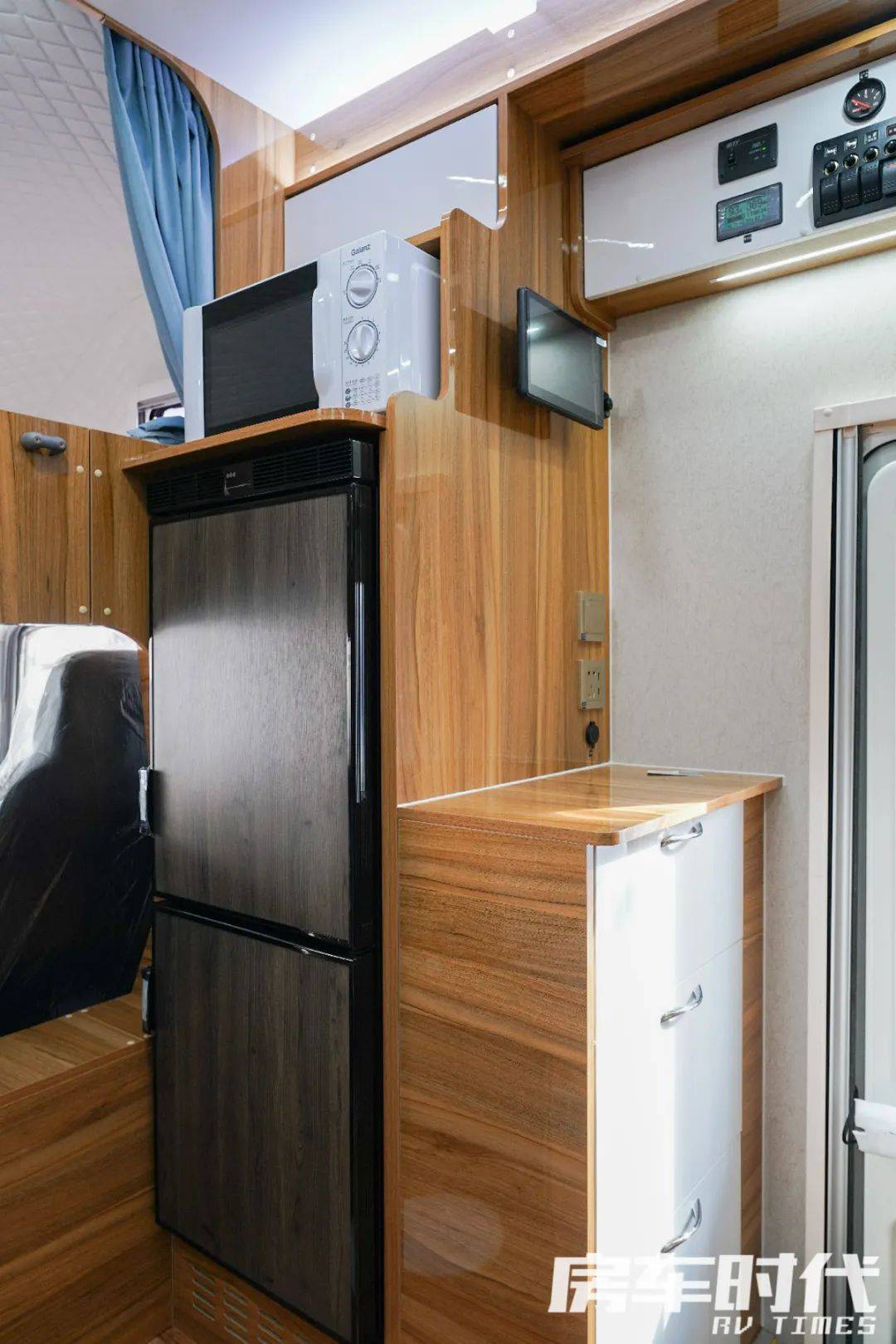 中门左侧配置了一台148l房车冰箱,大容量可以满足用户长途旅居的食物