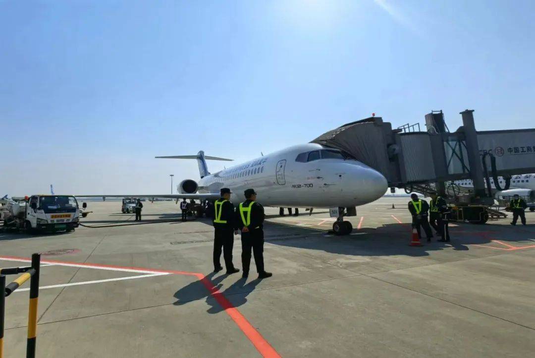 c929进展arj21在青岛机场首次廊桥靠接这些机场获批对外开放