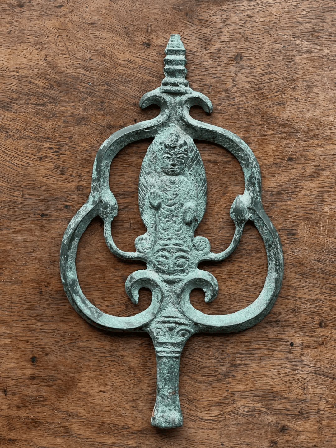 这是一件制作精緻华丽的密宗佛教青铜立佛宝塔锡杖首,锡杖(梵khakkara