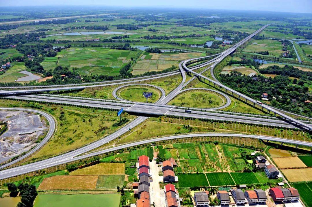 现在,从长沙西收费站上高速,驾车行驶在g5513长张高速,再从常德西收费