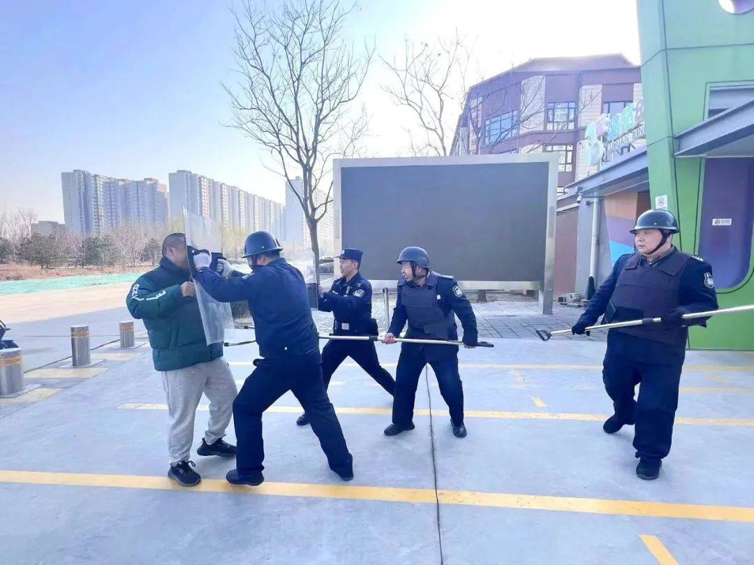 反恐过程中的注意事项和自护方法,并要求保安人员要时刻保持高度警惕