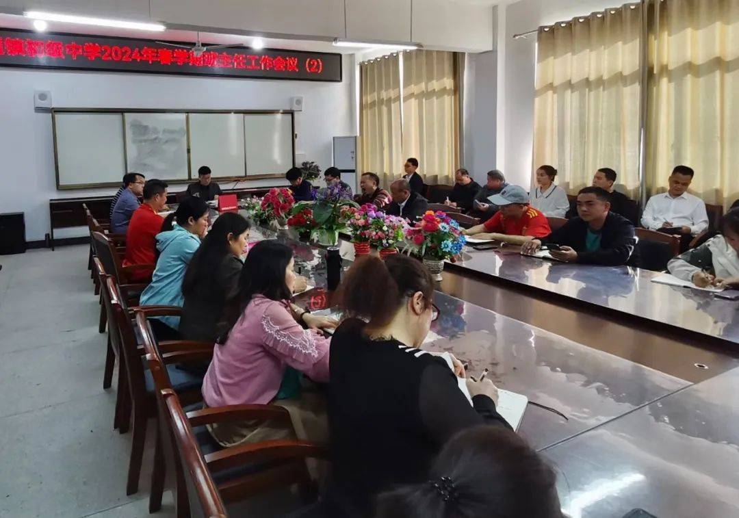 烟雾弥漫,大家弯着腰,用手捂着口鼻……近日,临桂区五通镇初级中学