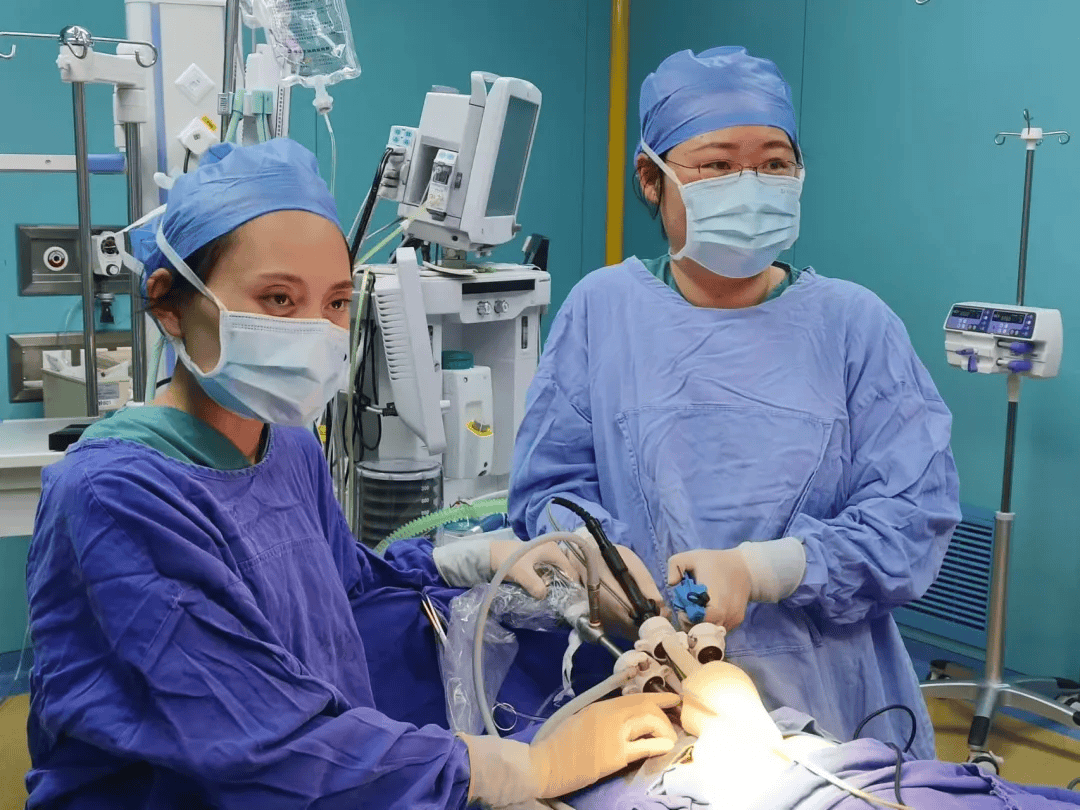 "仅十几分钟,女孩肚子痛到紧急送医,一查崩溃……_南靖_小华_手术