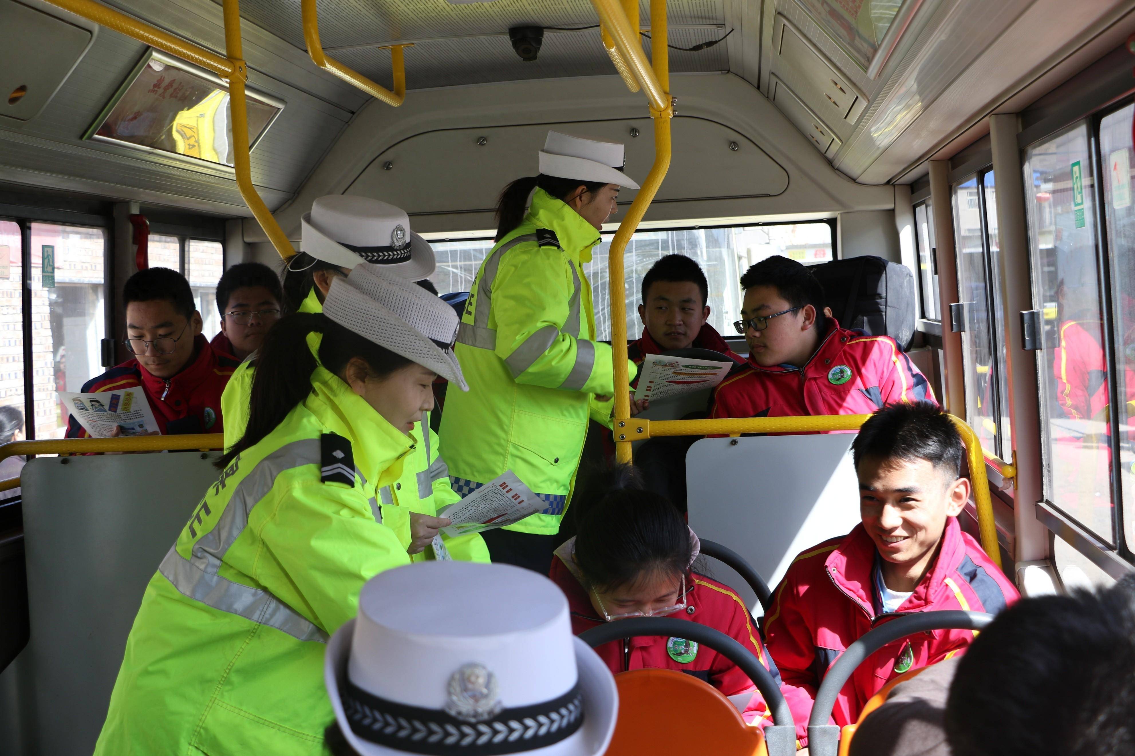 交口交警大队持续开展一盔一带交通安全宣传活动