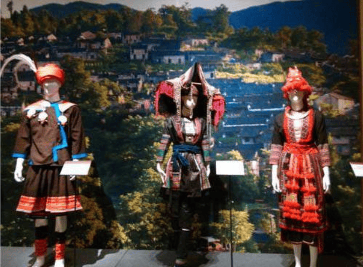 以清晰的历史脉络,文博的视野全面和系统地展示全国瑶族四大支系三十