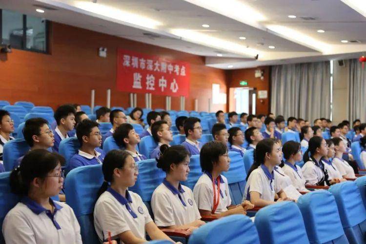 边海峰介绍,很多学生是到了高中才对竞赛课程感兴趣,但大都因为缺乏