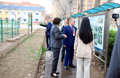 在王磊副校长的带领下,西蒙威克斯校长一行参观了校史馆,各部门教室