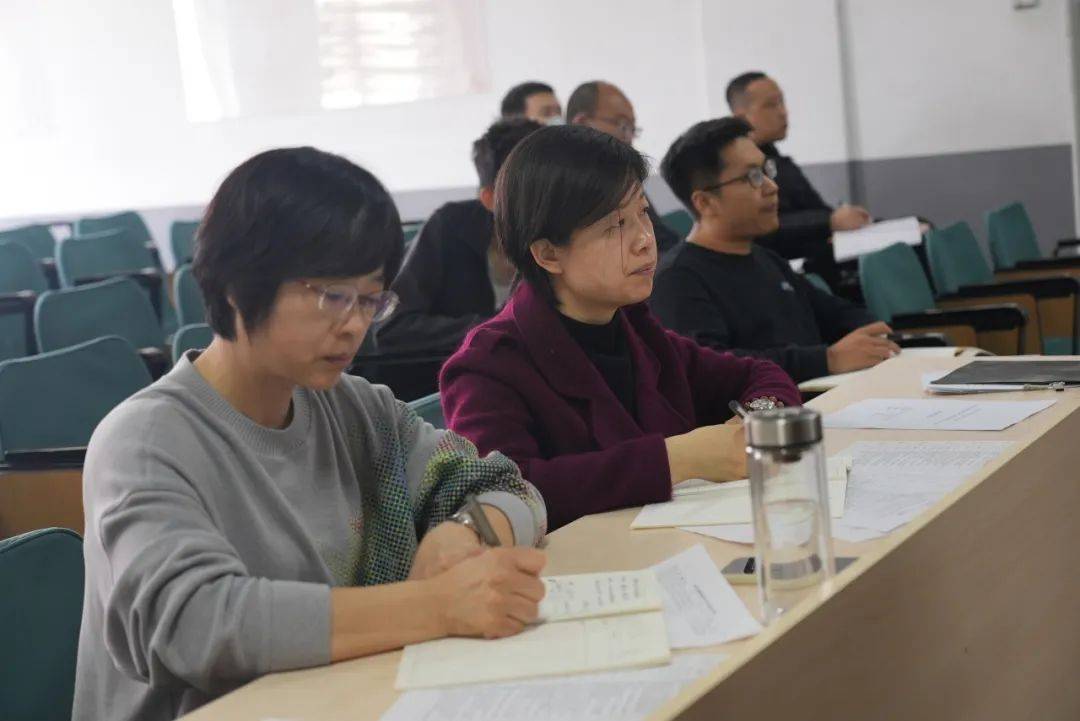 教师汇百舸争流展风采精雕细琢磨匠心