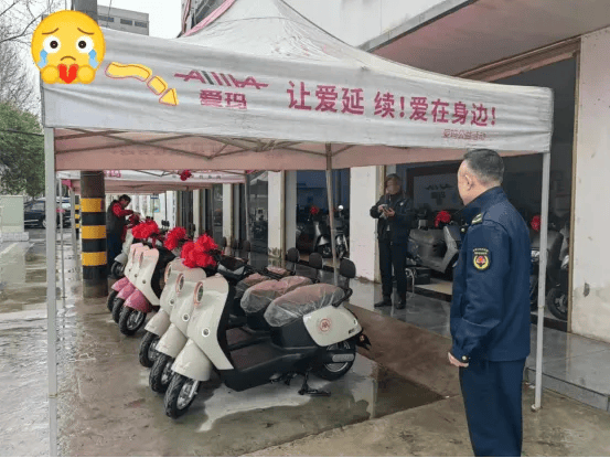郊郢路"爱玛电动车"违规搭设遮阳棚占道经营03东街"情缘花卉"出店占道