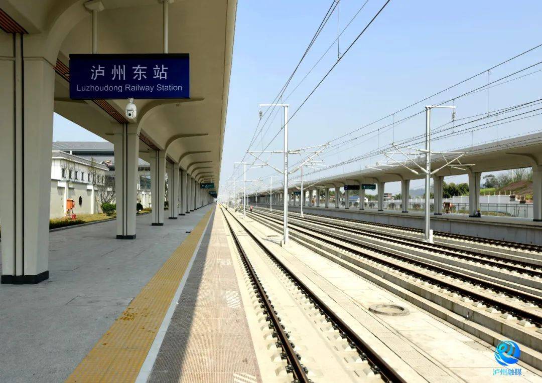 站台中间位置,地下通道上下扶梯正在调试,渝昆高铁开通后,南来北往的